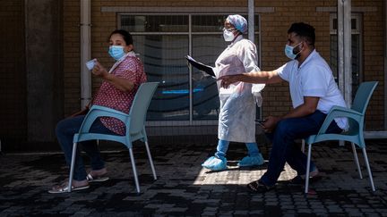 Des personnes font la queue pour un test PCR de détection du Covid-19&nbsp;dans un laboratoire à Johannesburg, Afrique du Sud, le 30 novembre 2021. Photo d'illustration. (EMMANUEL CROSET / AFP)