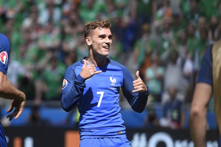 Antoine Griezmann, l'attaquant de l'équipe de France, célébrant son but contre l'Irlande, en huitième de finale de l'Euro 2016, le 26 juin 2016 à Lyon (Rhône). (JEAN MARIE HERVIO / DPPI MEDIA / AFP)