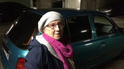 Marie, 71 ans, devant la voiture où elle est contrainte de dormir plusieurs fois par semaine. (FLORIAN CAZZOLA / RADIO FRANCE)