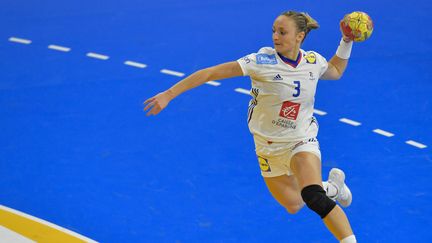 Alicia Toublanc et l'équipe de France affrontent le Danemark en demi-finale du Mondial de handball, le 17 décembre 2021, à Granollers (Espagne). (PAU BARRENA / AFP)