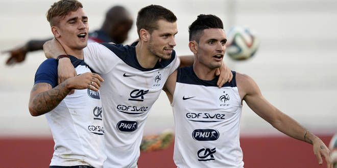 Les milieux de terrain tricolores Antoine Griezmann, Morgan Schneiderlin et Rémy Cabella