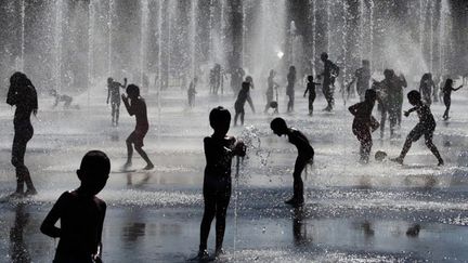 &nbsp; (Des enfants jouant dans une fontaine cet été à Nice © REUTERS/Eric Gaillard)