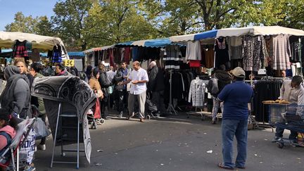 Sur le marché Garges-lès-Gonesse, dans le Val d'Oise, quelques jours après le lynchage, mercredi 26 septembre, d'un adolescent de&nbsp;17&nbsp;ans quartier de la Dame blanche. (ADRIEN BOSSARD / RADIO FRANCE)