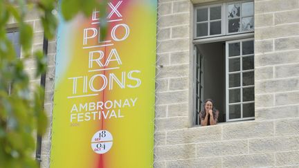 Le sourire de&nbsp;Marina Roche-Lecca, secrétaire générale d'Ambronay, en septembre 2020, heureuse que le festival ait pu maintenir sa 41e édition malgré la crise sanitaire. C'était un mois avant le décret instituant un nouveau confinement. (BERTRAND PICHENE)