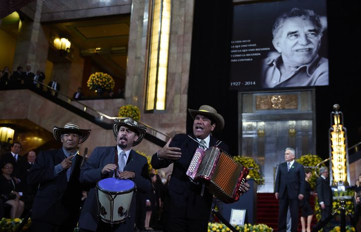 Des musiciens jouent du vallenato, un genre musical venu de Colombie, lors de la cérémonie d'hommage à Gabriel Garcia Marquez à Mexico (21 avril 2014)
 (Yuri Cortez / AFP)