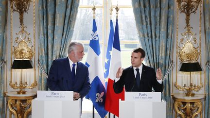 Le Premier ministre québécois Philippe Couillard et le président français Emmanuel Macron, le 5 mars 2018 lors d'une conférence de presse au palais de l'Elysée. (GONZALO FUENTES / AFP)