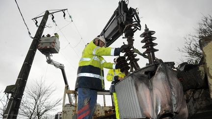 Des &eacute;quipes d'ERDF Bretagne r&eacute;parent le r&eacute;seau &eacute;lectrique touch&eacute; par la temp&ecirc;te Joachim, le 16 d&eacute;cembre 2011 &agrave; Pont-Croix (Finist&egrave;re). (J&Eacute;R&Ocirc;ME FOUQUET / OUEST FRANCE / MAXPPP)