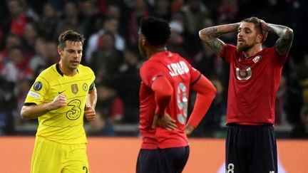 Le Lillois Xeka (à droite), dépité après le but du capitaine de Chelsea Cesar Azpilicueta (à gauche) lors du match retour entre le Losc et le club londonien en huitièmes de finale de la Ligue des champions. (FRANCOIS LO PRESTI / AFP)