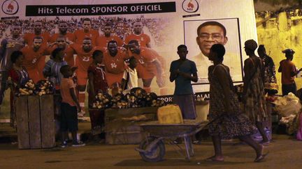 Le pr&eacute;sident de Guin&eacute;e &eacute;quatoriale, Teodoro Obiang Nguema Mbasogo est aussi pr&eacute;sent sur les publicit&eacute;s pour un op&eacute;rateur t&eacute;l&eacute;phonique pendant la CAN, le 17 janvier 2012.&nbsp; (AMR ABDALLAH DALSH / REUTERS)