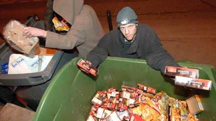 Des freegans, militants anti-gaspillage, r&eacute;cup&egrave;rent de la nourriture jet&eacute;e mais encore consommable dans les poubelles des supermarch&eacute;s et de certains traiteurs, le 12 f&eacute;vrier 2008. (THIERRY LOPEZ / MAXPPP)