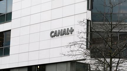 Dans un communiqué daté du 10 mars, Canal+ annonce rétablir la diffusion des chaînes du groupe TF1 à tous ses abonnés. (MICHEL STOUPAK / AFP)