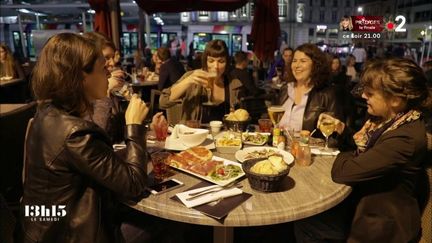 VIDEO. Quand une infirmière passionnée par son "métier à la con" rencontre des copines de promo pour parler du quotidien