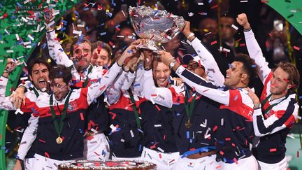 La joie de l'équipe de France après sa victoire en finale de la Coupe Davis face à la Belgique, le 26 novembre 2017, à Lille (Nord). (DENIS CHARLET / AFP)