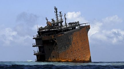 Le porte-conteneurs "MV X-Press Pearl"&nbsp;coule le 2 juin 2021, après avoir brûlé pendant près de deux semaines,&nbsp;près du&nbsp;port de Colombo, au Sri Lanka. (ISHARA S. KODIKARA / AFP)