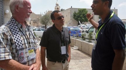 Uri Davis (à gauche sur la photo) lors du congrès du Fatah (2009) (© AFP/MUSA AL-SHAER)