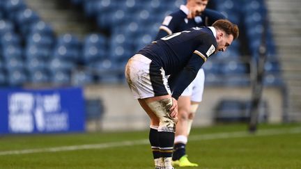 Stuart Hogg, l'arrière star de l'Ecosse, prostré après la défaite contre l'Irlande le 14 mars 2021. (STU FORSTER / POOL)