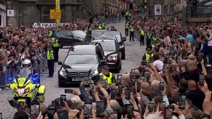 Mort d'Elizabeth II : la dépouille de la reine est arrivée à Edimbourg (France 3)