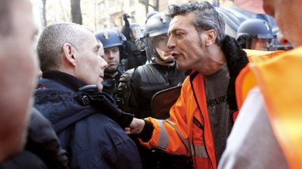 Edouard Martin, responsable CFDT d'ArcelorMittal, face à un CRS à Paris le 15 mars (AFP PHOTO THOMAS SAMSON)