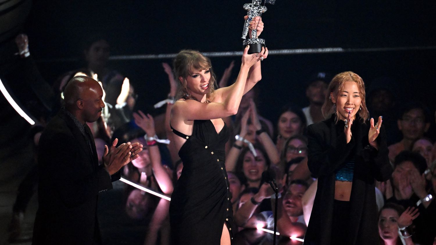 Taylor Swift with 9 awards and Shakira triumph at the MTV Video Music