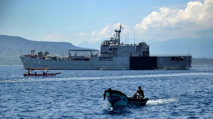 Un navire de la marine indonésienne quitte&nbsp;le port de&nbsp;Tanjungwangi (Indonésie), le 25 avril 2021. (SONNY TUMBELAKA / AFP)