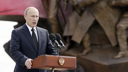 Vladimir Poutine prononce un discours devant un monument comm&eacute;morant la premi&egrave;re guerre mondiale, &agrave; Moscou (Russie), le 1er ao&ucirc;t 2014. (REUTERS)