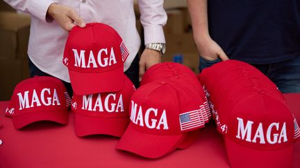 Des étudiants de l'université d'État d'Arizona distibuent des casquettes "MAGA" (Make Amrica Great Again), le slogan de Donald Trump le 6 novembre 2024. (ALLISON DINNER / EPA / MAXPPP)