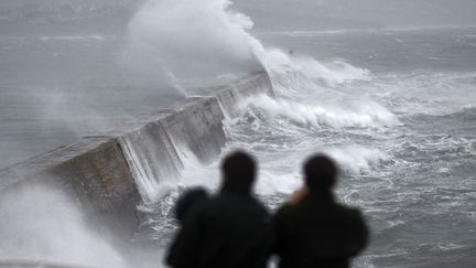 Des vagues se brisent sur le port d'Esquibien (Finist&egrave;re), lundi 23 d&eacute;cembre 2013.&nbsp; (MAL LANGSDON / REUTERS )