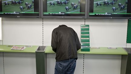 Un joueur dans une boutique PMU City, &agrave; Lyon (Rh&ocirc;ne) le 5 janvier 2012.  (JEAN-PHILIPPE KSIAZEK / AFP)