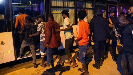 Des migrants de nouveau arrêtés par des forces de sécurité libyennes après avoir tenté de fuir un centre de détention à Tripoli (Libye), le 8 octobre 2021.&nbsp; (HUSSAM AHMED / AFP)