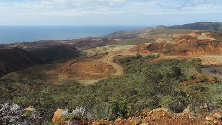 Une vue de la mine de&nbsp;Kouaoua exploitée par la Societé Le Nickel, le 18 septembre 2018, en Nouvelle-Calédonie. (CLAUDINE WERY / AFP)