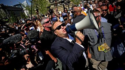 Alex Jones, mégaphone en main, dans les rues de Cleveland (Ohio) en juillet 2016. (Illustration) (BRIAN BLANCO / EPA)