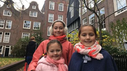 Bérénice et ses deux soeurs, Babeth et Faustine, à Amsterdam. (INGRID POHU / RADIO FRANCE)