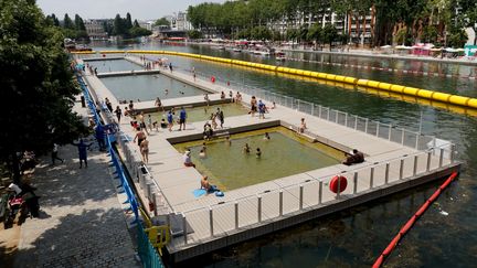 L'opération Paris Plages au bassin de la Villette, à Paris, le 7 juillet 2018.&nbsp; (FRANCOIS GUILLOT / AFP)