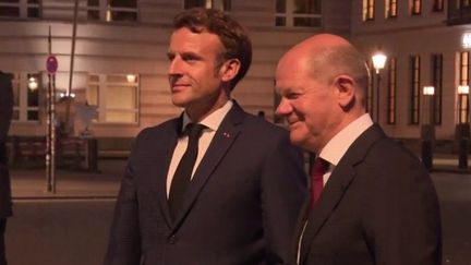 Europe : Emmanuel Macron et Olaf Scholz réaffirment leur soutien à l'Ukraine. (FRANCEINFO)