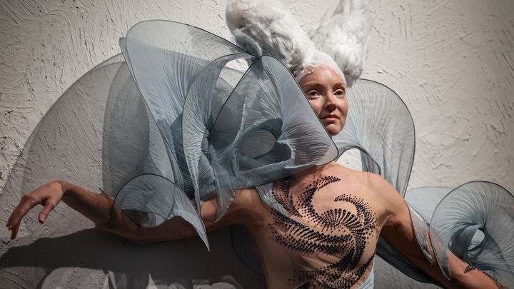 Performance Iris van Herpen haute couture automne-hiver 2024-25 à Paris, le 24 juin 2024 (EMMANUEL DUNAND / AFP)