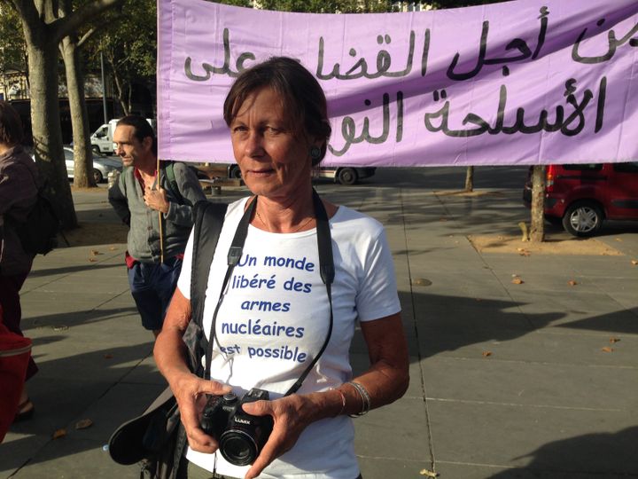 Anne, une Allemande de 65 ans, est venue de Montpellier pour participer &agrave; la comm&eacute;moration du bombardement d'Hiroshima, le 6 ao&ucirc;t 2015 &agrave; Paris. (ILAN CARO / FRANCETV INFO)