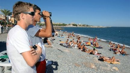 Un sauveteur garde un oeil sur la mer, après l'alerte au requin lundi 16 août à Cagnes-sur-mer. (AFP - Stephane Danna)