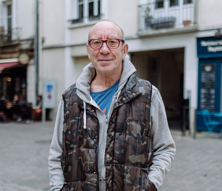 Joël Lechêne pose dans les rues de Tours (Indre-et-Loire), le 6 avril 2022. (PIERRE MOREL / FRANCEINFO)