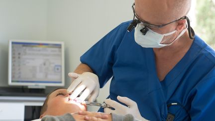 Les dentistes demandent une revalorisation des soins courants supérieure à la proposition du ministère. (CAROLINE BLUMBERG / MAXPPP)