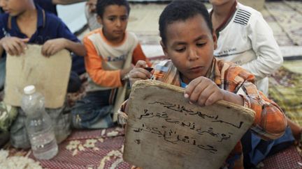 Des écoliers algériens étudient le Coran dans une école religieuse à Ouargla, à 800km au sud d'Alger, le 26 octobre 2010. (Louafi Larbi / Reuters)