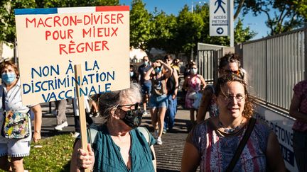 Manifestations : les Français dans la rue défilent dans les rues contre le vaccin et le pass sanitaire