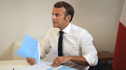 Emmanuel Macron, lors d'un Conseil de sécurité et de défense, le 11 août 2020, au fort de Brégançon (Var). (DANIEL COLE / POOL / AFP)