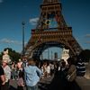 Les anneaux olympiques trônent depuis le 7 juin 2024 sur la tour Eiffel, à Paris. (ANDREA SAVORANI NERI / AFP)