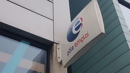 Une enseigne Pôle emploi à Paris. (LÉA GUEDJ / RADIO FRANCE)