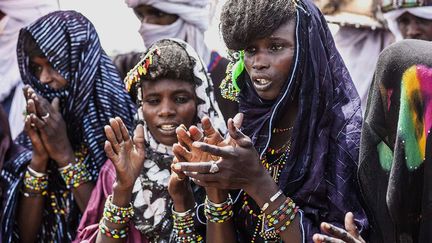 Elles aussi veulent être séduisantes. Leurs cheveux sont coiffés d’incroyables chignons. Leur bras et leurs jambes sont recouverts d’innombrables bracelets de perles et d’anneaux de bronzes. Leurs corps sont recouverts d’étoffes colorées. Si la beauté ici possède ses propres codes, on peut parfois faire preuve d’originalité. Et des accessoires comme des lunettes peuvent trouver leur place dans cette parure.  (Mario Gerth/HotSpot Media/SIPA)