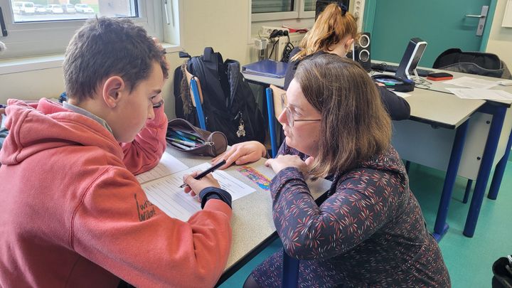 A Formerie, 28 élèves de 6e, en difficulté en français ou en maths, suivent des ateliers de soutien dans l'une ou l'autre des deux matières, en petits groupes. (THOMAS GIRAUDEAU / RADIO FRANCE)