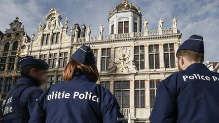 Des policiers sur la Grand-Place de Bruxelles (Belgique), le 30 décembre 2015. (THIERRY ROGE / BELGA MAG / AFP)