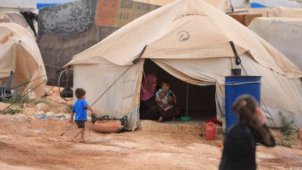 Des enfants dans un camp de réfugiés où se trouvent des milliers de Syriens, à Idleb (Syrie), le 19 juin 2020.&nbsp; (BEKIR KASIM / ANADOLU AGENCY / AFP)