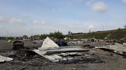 Un incendie a détruit, en grande partie, le camp de migrants de Grande-Synthe, près de Dunkerque (Nord) où les occupants viennent constater mardi 11 avril qu'il ne reste que des amas de tôle. (RADIO FRANCE / Jérôme Jadot)