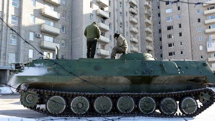 Des membres des services médicaux ukrainiens sur un véhicule blindé à Avdiivka, le 30 janvier 2017. (Aleksey FILIPPOV / AFP)